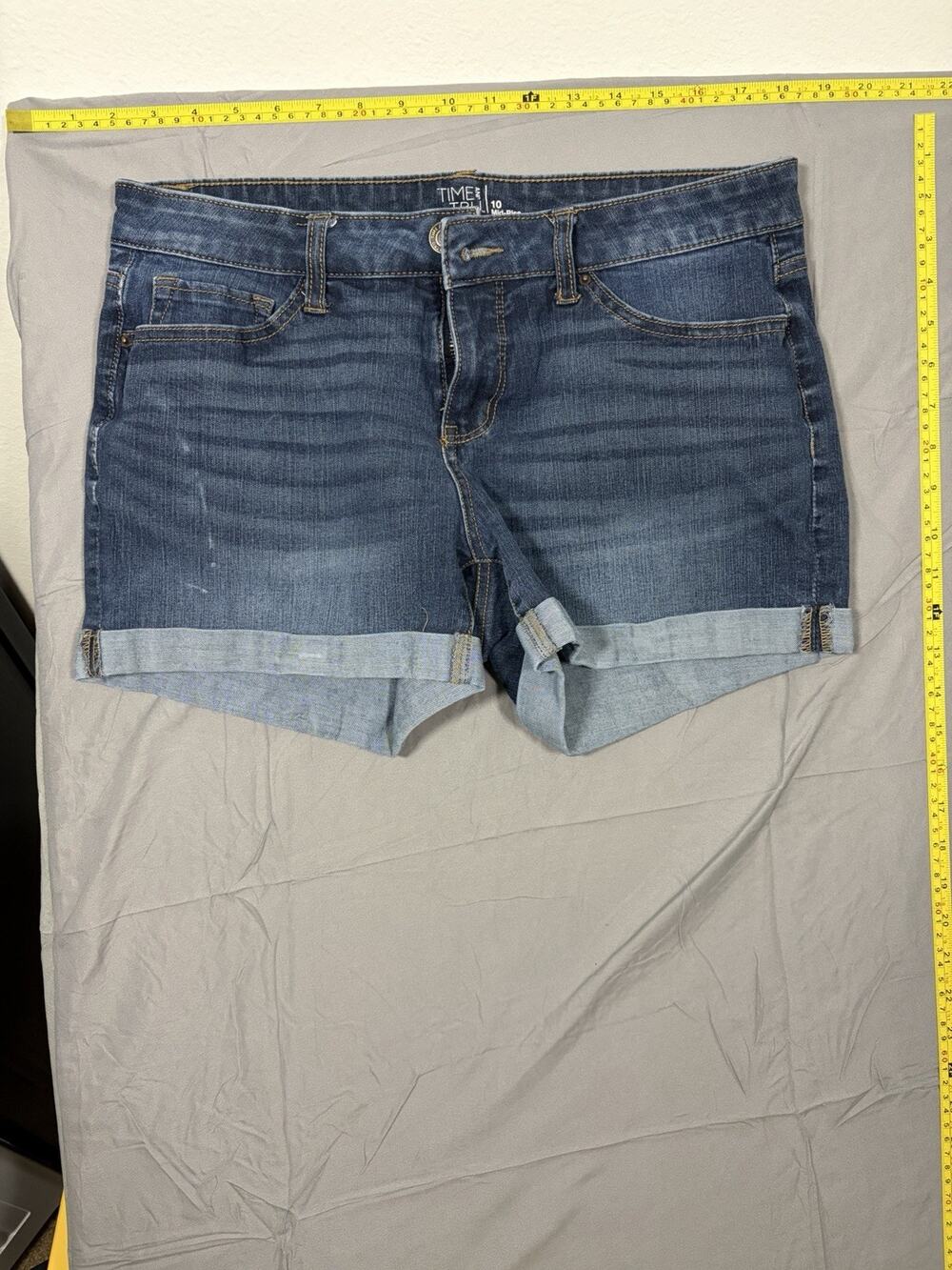 Time & Tru Mid-Rise Stretch Women's Blue Medium/Dark Wash Turn-Cuff Denim Short